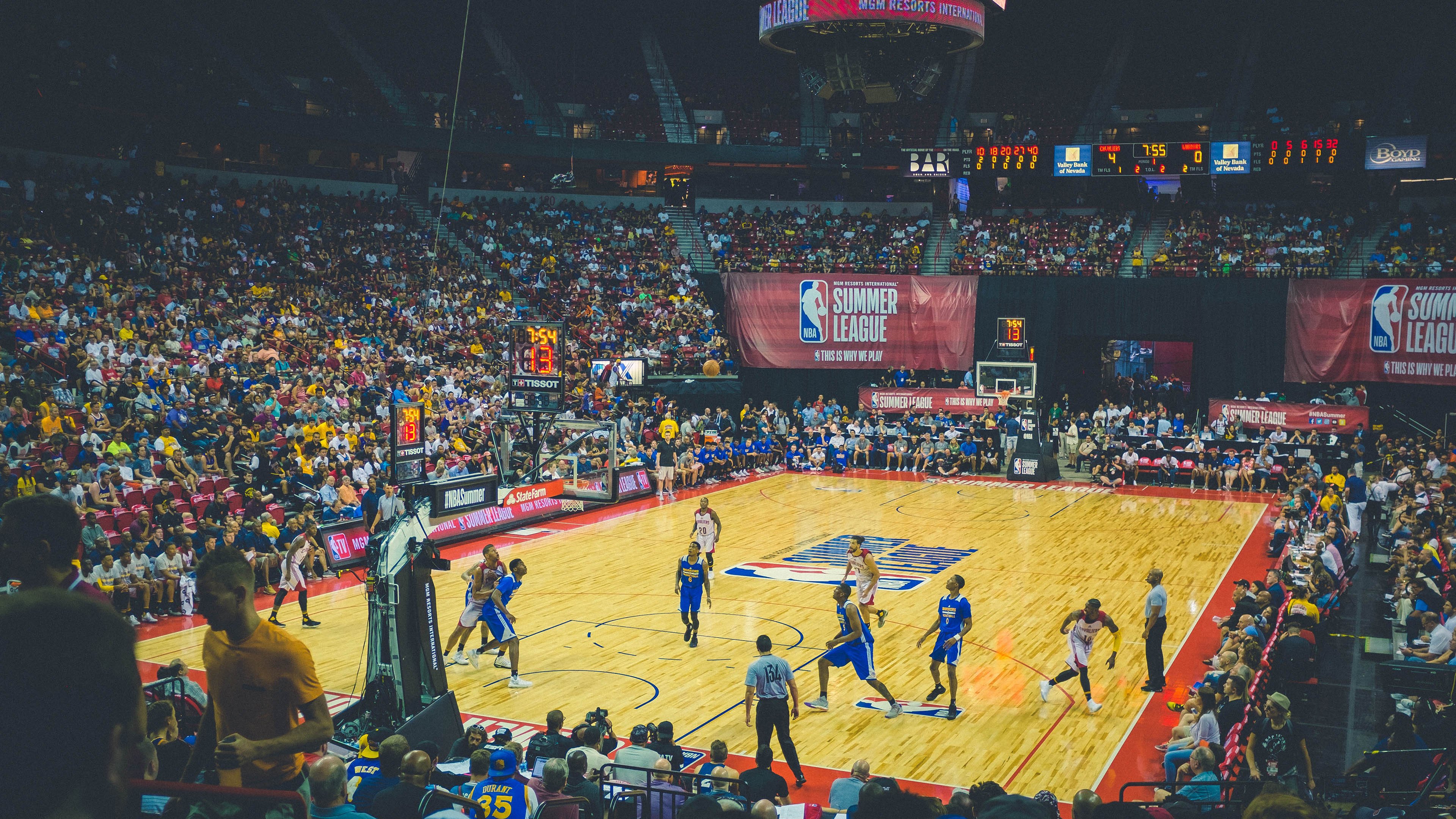 德甲场景再现:逆天长传瞬间点燃球迷热情,德甲球员上演超级神仙球